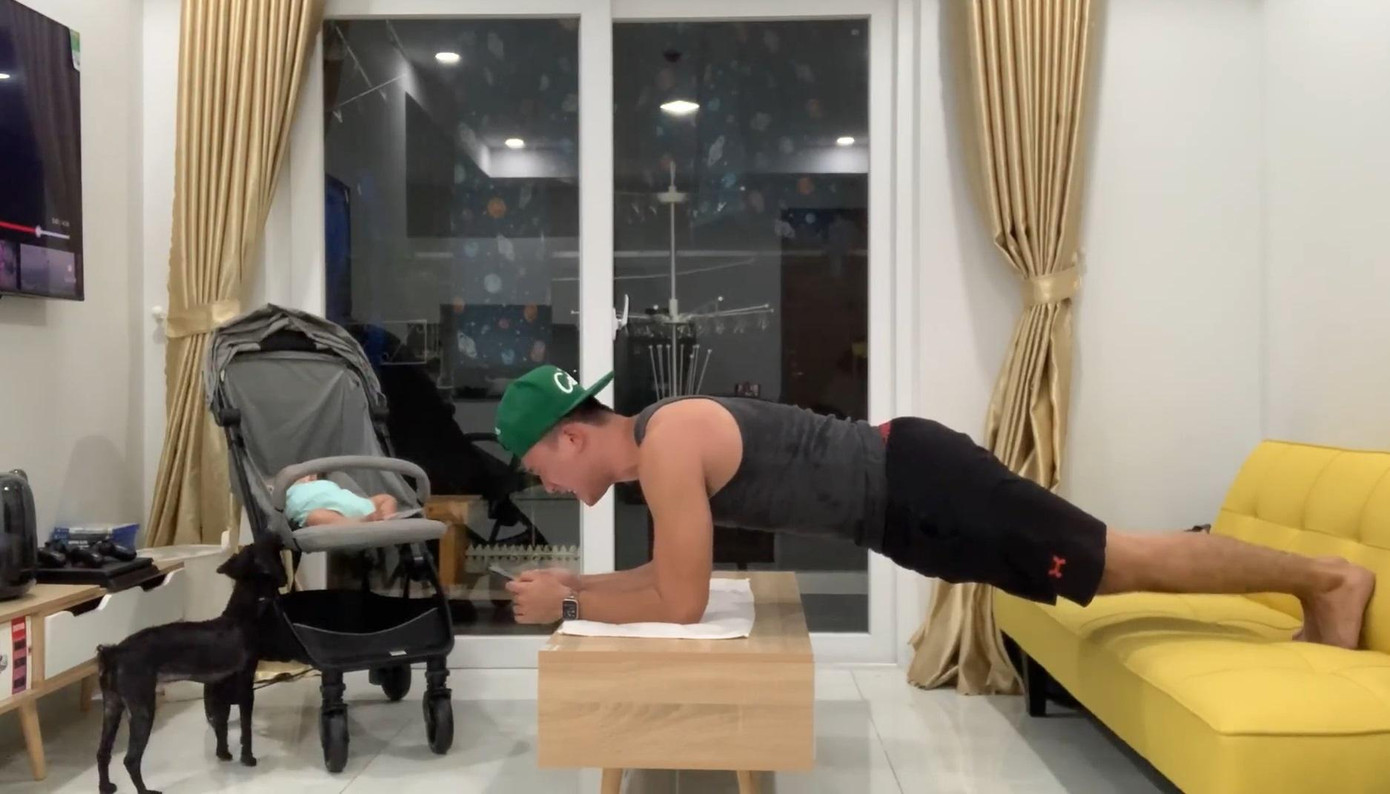 Mặc dù không hát hết bài nhưng anh chàng đã cố gắng hết sức và cho biết: “Plank trên không đã khó hơn thường, vừa plank vừa hát quả thực qua 30 giây là giỏi lắm rồi!”