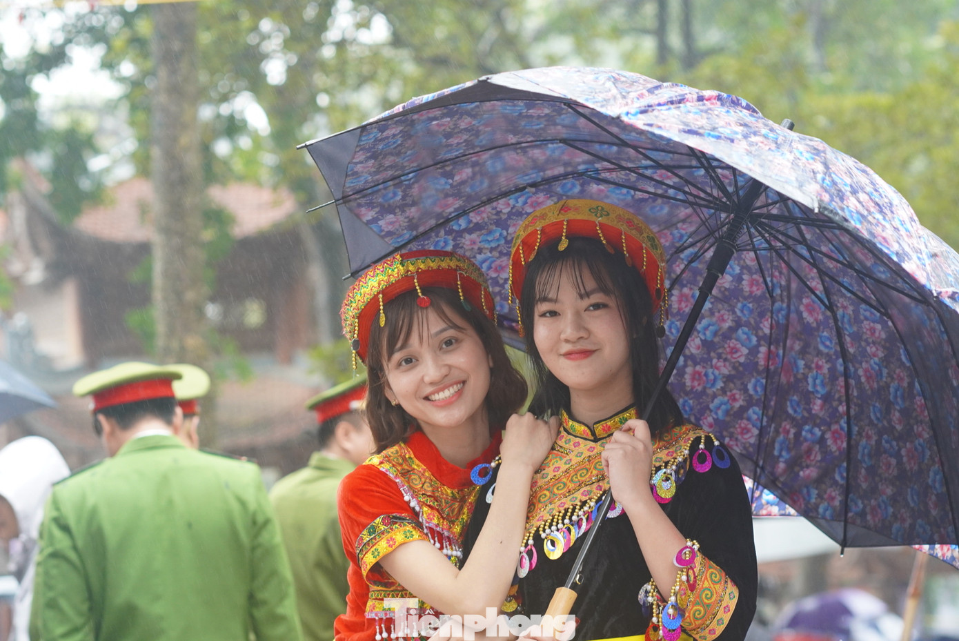 Du khách diện trang phục của dân tộc thiểu số vùng Tây Bắc. Ảnh: TRỌNG QUÂN.