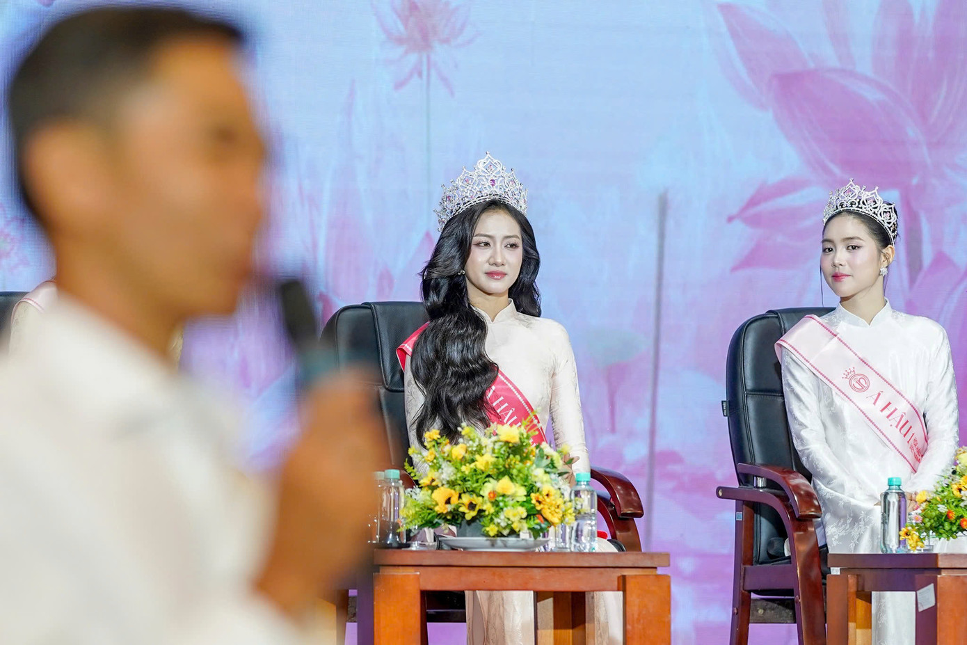 Hoa hậu Hà Trúc Linh rưng rưng nghe bố phát biểu. Ảnh: Phạm Nguyễn. Hoa hậu Hà Trúc Linh rưng rưng nghe bố phát biểu. Ảnh: Phạm Nguyễn.