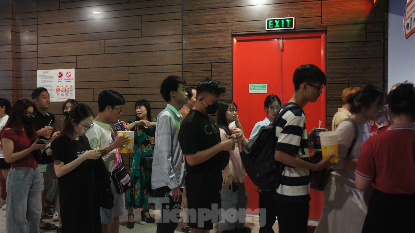 Khán giả xếp hàng xem Đào, phở và piano.