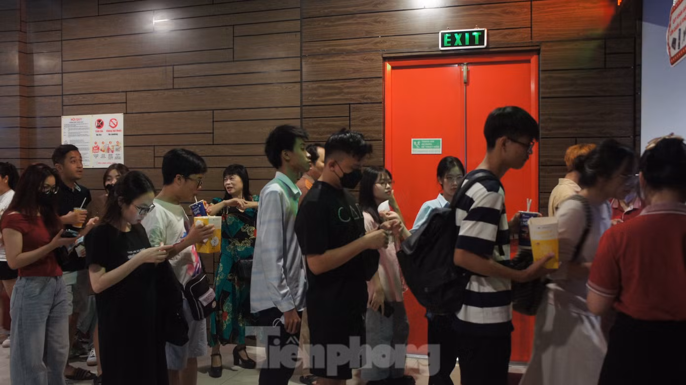 Khán giả xếp hàng xem Đào, phở và piano.