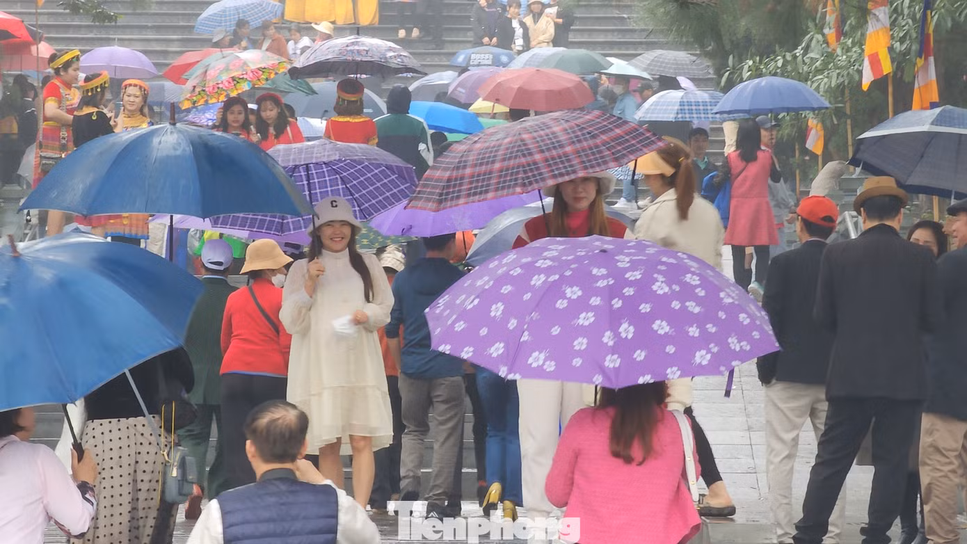 Từ sáng sớm, không gian lễ hội nườm nượp khách tới vãng cảnh, lễ bái trong ngày chính hội 13 tháng Giêng âm lịch. Ảnh: TRỌNG QUÂN.