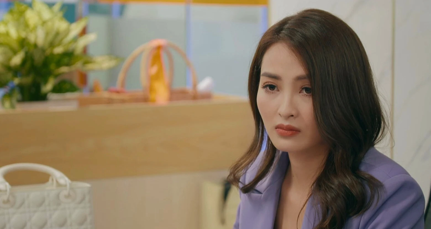 Trưởng phòng xinh đẹp đặc biệt quan tâm tới Minh "gỗ".