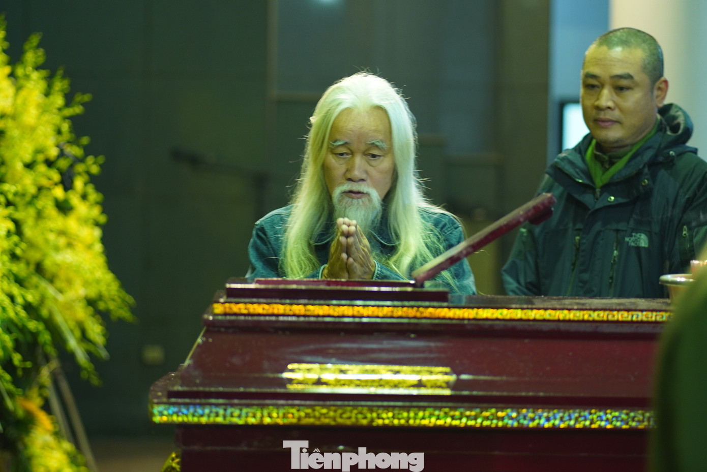 “Mỗi vai diễn trên sâu khấu - dù là vai nhỏ nhất - NSND Trần Tiến đều dành nhiều tâm huyết, công phu. Trong văn chương, nghệ thuật, tạo dựng được phong cách đã khó, duy trì được phong cách ấy càng khó hơn. NSND Trần Tiến làm được điều đó”, nhà phê bình văn học Phạm Xuân Nguyên nhận định. Với ông, NSND Trần Tiến truyền cảm hứng sống, cảm hứng làm nghề cho nhiều thế hệ nghệ sĩ. Ảnh: TRỌNG QUÂN.