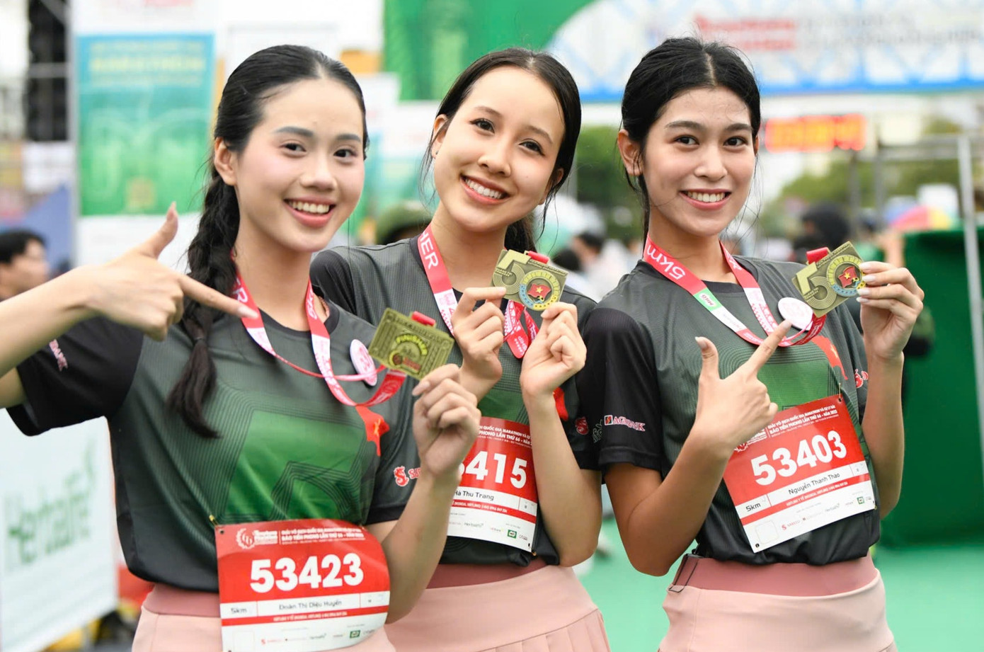 Nhóm thí sinh Đoàn Thị Diệu Huyền, Hà Thu Trang, Nguyễn Thanh Thảo (từ trái sang).