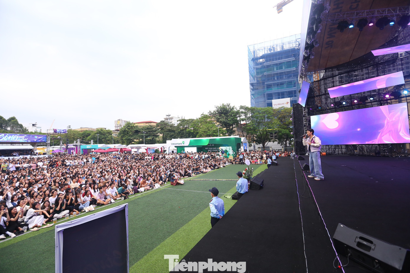 Hoàng Dũng chiêu đãi khán giả Sóng Festival liền một mạch bốn bài hát Đôi lời tình ca, Đôi mươi, Nàng thơ và Yếu đuối. Ở cuối mỗi bài, Dũng đều dành thời gian để hát chay lại một đoạn cùng khán giả. Hoàng Dũng chiêu đãi khán giả Sóng Festival liền một mạch bốn bài hát Đôi lời tình ca, Đôi mươi, Nàng thơ và Yếu đuối. Ở cuối mỗi bài, Dũng đều dành thời gian để hát chay lại một đoạn cùng khán giả.