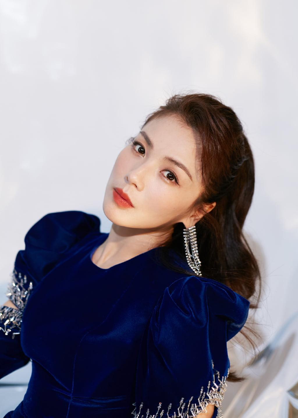 Khi đang ở đỉnh cao sự nghiệp, Lưu Đào kết hôn cùng "thiếu gia" Vương Kha chỉ sau thời gian ngắn quen biết, bất chấp vướng phải những lời đồn rằng nữ diễn viên ham tiền, "đào mỏ" nhà chồng. Khi đang ở đỉnh cao sự nghiệp, Lưu Đào kết hôn cùng "thiếu gia" Vương Kha chỉ sau thời gian ngắn quen biết, bất chấp vướng phải những lời đồn rằng nữ diễn viên ham tiền, "đào mỏ" nhà chồng.