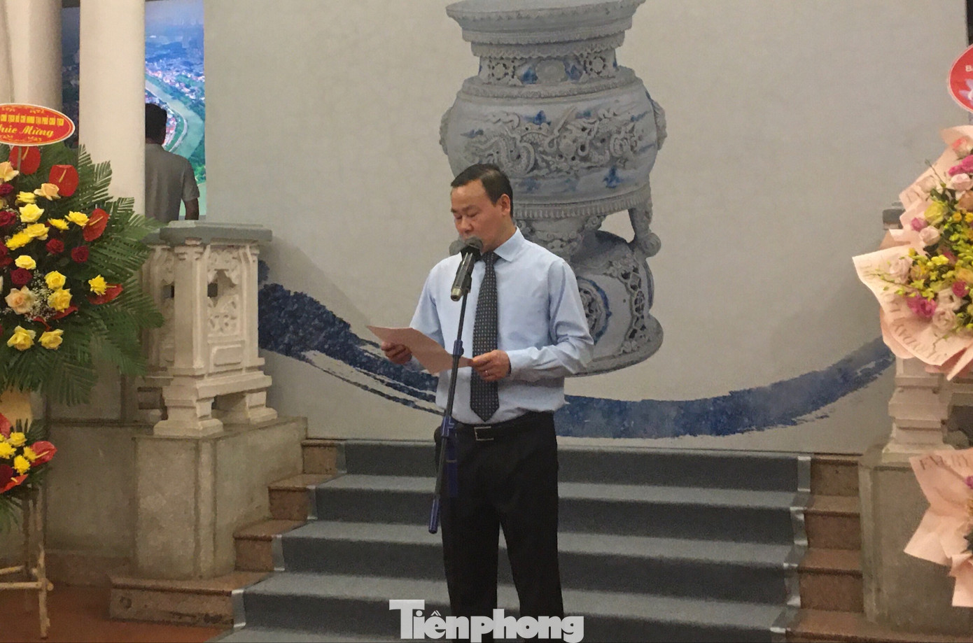 Bảo tàng Lịch sử quốc gia khai mạc trưng bày chuyên đề Gốm cổ Bát Tràng nhân dịp ngày Quốc tế Bảo tàng (18/5). Trưng bày giới thiệu những tư liệu, hình ảnh tới công chúng qua bộ sưu tập hiện vật độc đáo, đặc sắc gốm Bát Tràng từ thế kỷ 14 đến thế kỷ 20. TS. Nguyễn Văn Đoàn - Giám đốc Bảo tàng Lịch sử quốc gia Hà Nội, cho biết: "Trưng bày chuyên đề Gốm cổ Bát Tràng với 29 hiện vật đặc sắc với mục đích giúp công chúng trong và ngoài nước có dịp thưởng lãm bộ sưu tập hiện vật có giá trị văn hóa nghệ thuật trong dòng chảy lịch sử dân tộc Việt Nam".