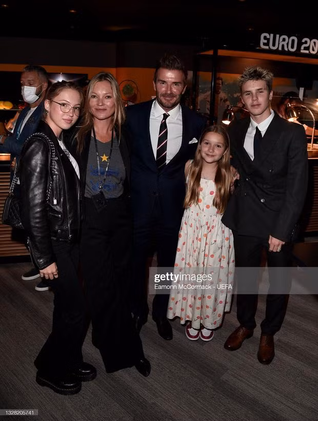 David Beckham cùng các con chụp ảnh với siêu mẫu Kate Moss và con gái cưng của cô - Lily Moss