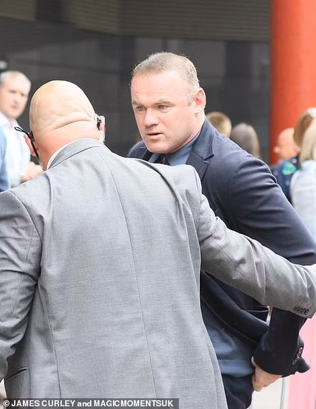 Rooney xuất hiện trên sân vận động Wembley.