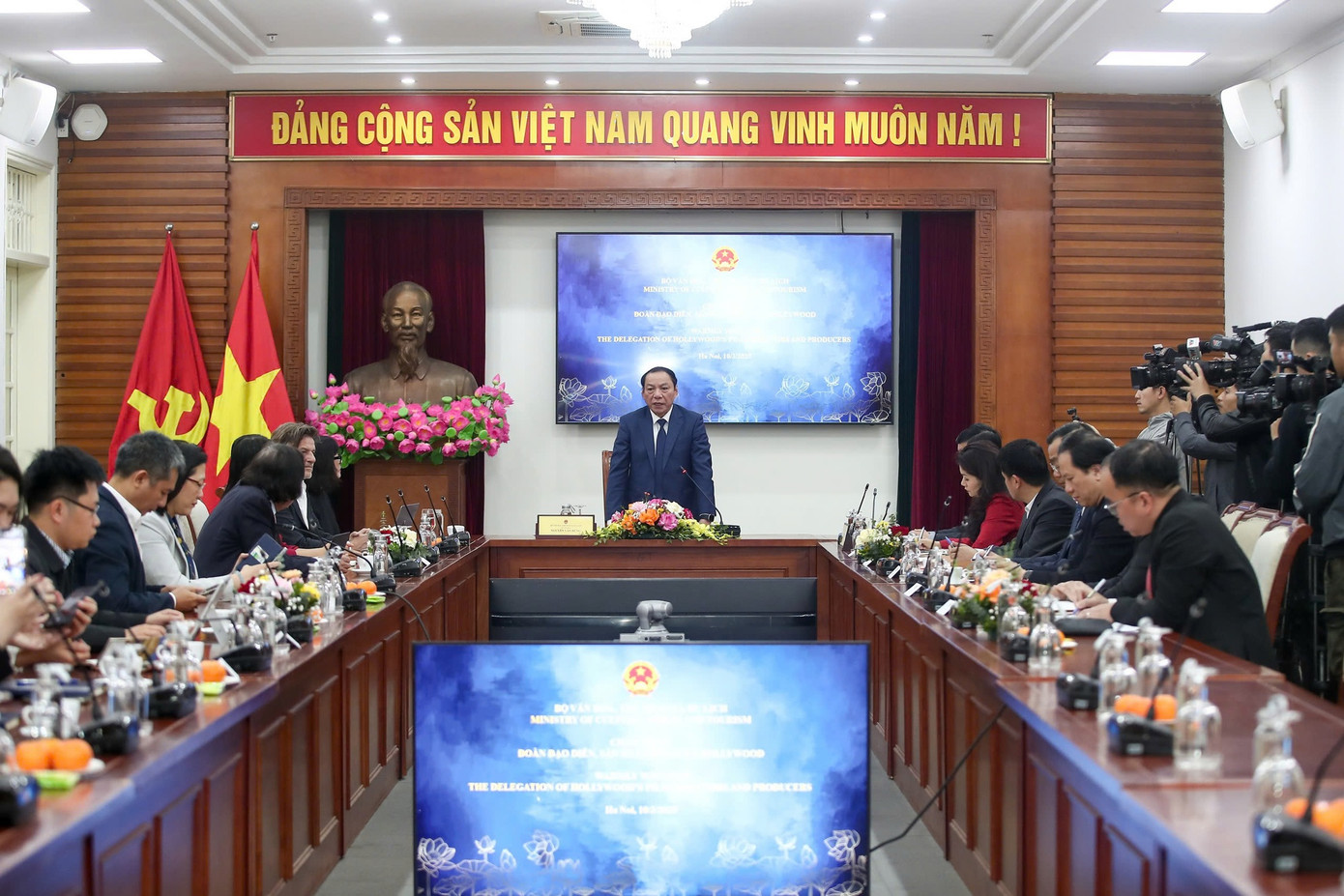 Bộ trưởng Bộ VHTTDL Nguyễn Văn Hùng tiếp và làm việc với đoàn đạo diễn, sản xuất phim của Hollywood. Ảnh: Nam Nguyễn. Bộ trưởng Bộ VHTTDL Nguyễn Văn Hùng tiếp và làm việc với đoàn đạo diễn, sản xuất phim của Hollywood. Ảnh: Nam Nguyễn.