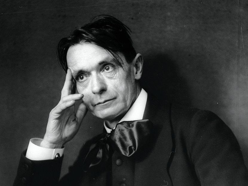 Chân dung Rudolf Steiner - nhà triết học, nhà tư tưởng xã hội, kiến trúc sư và thần bí học nổi tiếng thế giới. Chân dung Rudolf Steiner - nhà triết học, nhà tư tưởng xã hội, kiến trúc sư và thần bí học nổi tiếng thế giới.