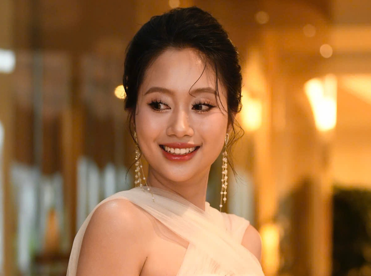 Thí sinh Nguyễn Mai Phương (SBD 131), đến từ Yên Bái. Cô là Hoa khôi Đại học Dược Hà Nội.