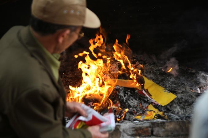 Nghi lễ cúng rằm tháng 7 bao gồm cúng thần linh, cúng gia tiên và cúng chúng sinh. Ảnh: Như Ý. Nghi lễ cúng rằm tháng 7 bao gồm cúng thần linh, cúng gia tiên và cúng chúng sinh. Ảnh: Như Ý.