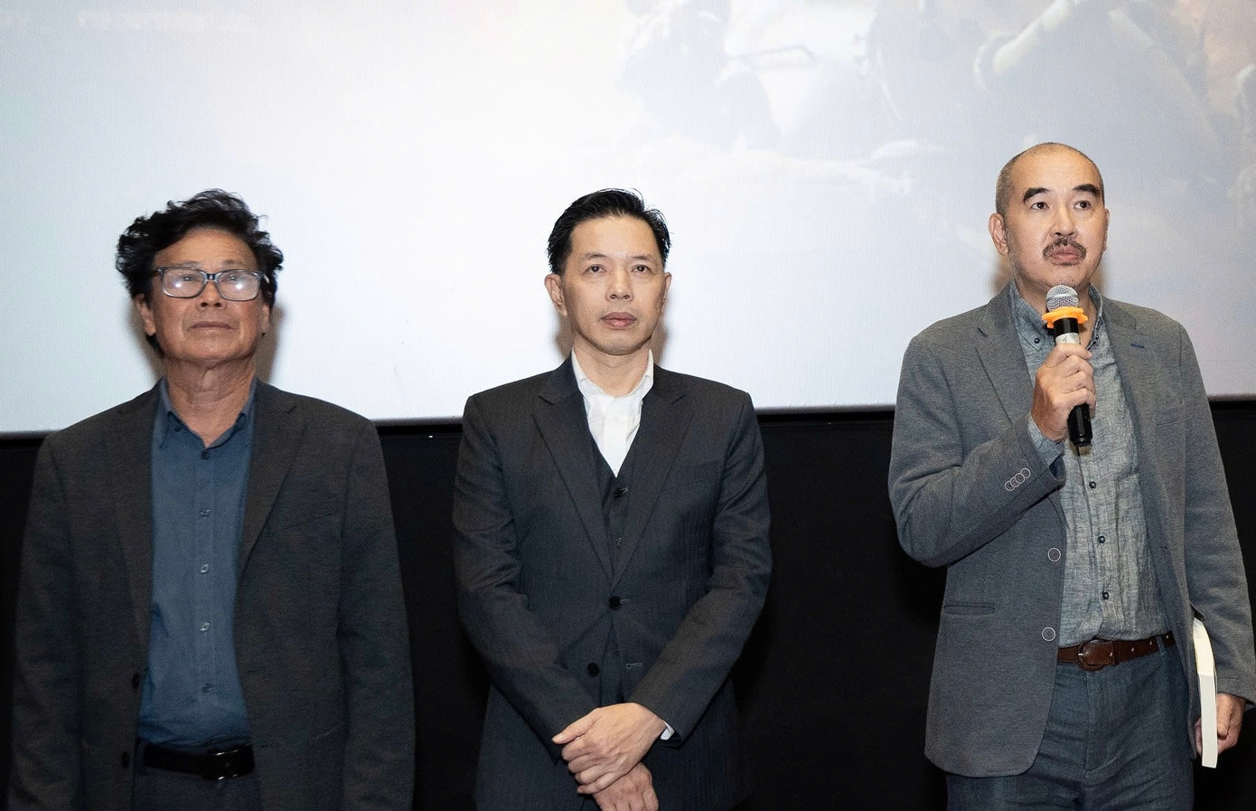 Phim điện ảnh Địa đạo: Mặt trời trong bóng tối ra mắt khán giả Hà Nội tối 2/4. "Ước nguyện của chúng tôi luôn là thực hiện một bộ phim hướng đến Kỷ niệm 50 năm thống nhất đất nước và có thể chiếu cho càng nhiều người xem càng tốt để ai cũng cảm nhận được cha ông chúng ta rất biết cách chiến đấu, có thể chiến thắng bất kỳ kẻ thù nào dù mạnh đến đâu", đạo diễn Bùi Thạc Chuyên nói. Phim điện ảnh Địa đạo: Mặt trời trong bóng tối ra mắt khán giả Hà Nội tối 2/4. "Ước nguyện của chúng tôi luôn là thực hiện một bộ phim hướng đến Kỷ niệm 50 năm thống nhất đất nước và có thể chiếu cho càng nhiều người xem càng tốt để ai cũng cảm nhận được cha ông chúng ta rất biết cách chiến đấu, có thể chiến thắng bất kỳ kẻ thù nào dù mạnh đến đâu", đạo diễn Bùi Thạc Chuyên nói.