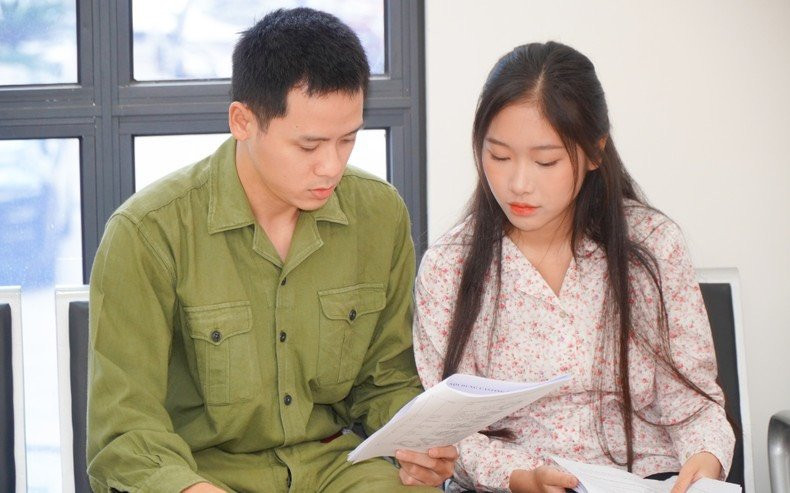 Diễn viên tham gia buổi thử vai cho Mưa đỏ. Diễn viên tham gia buổi thử vai cho Mưa đỏ.