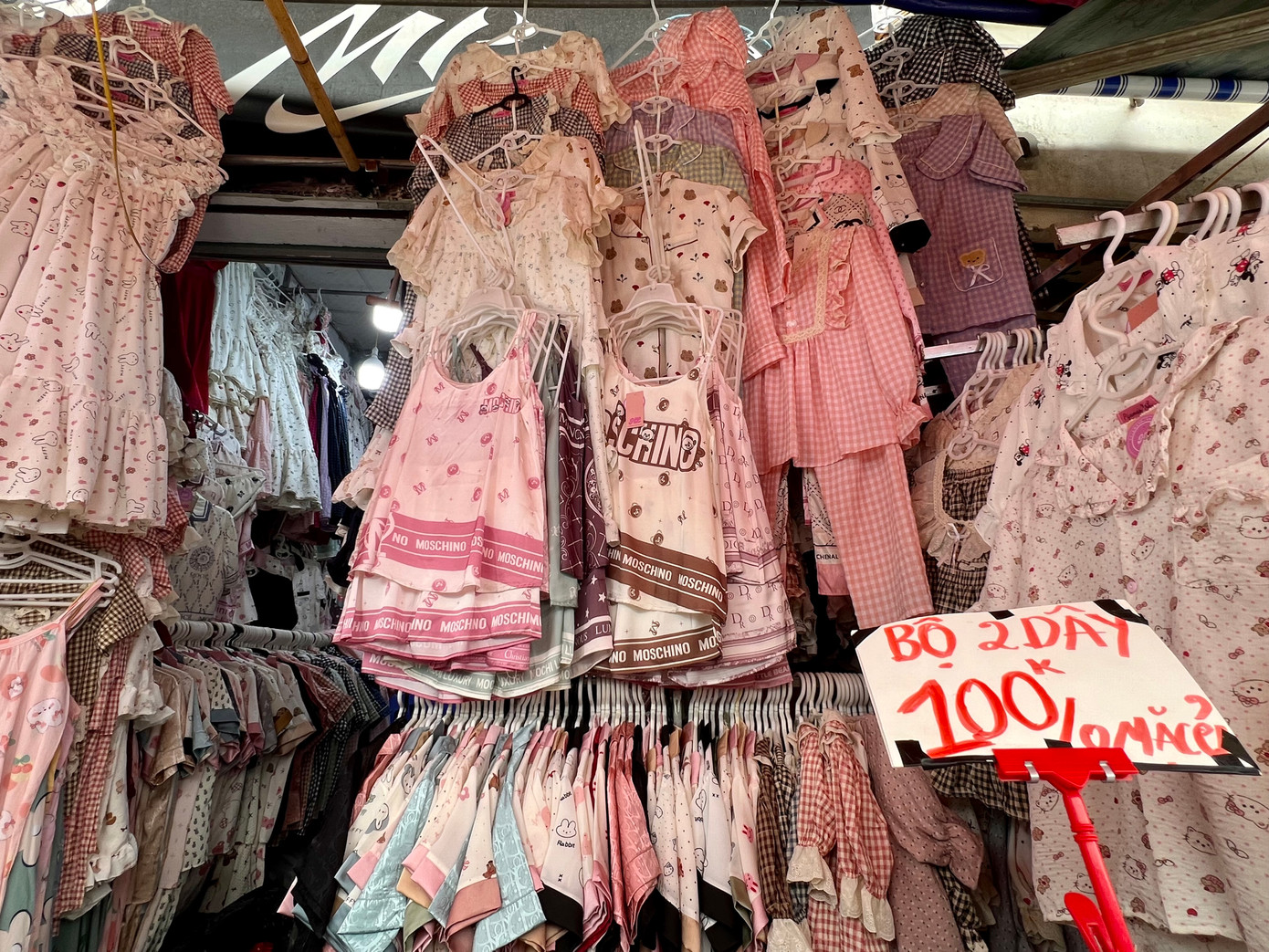 Đồ ngủ in tên thương hiệu Moschino của Italy bày bán công khai. Chủ cửa hàng cho biết giá đồ ngủ dao động từ 100.000-120.000 đồng/bộ.