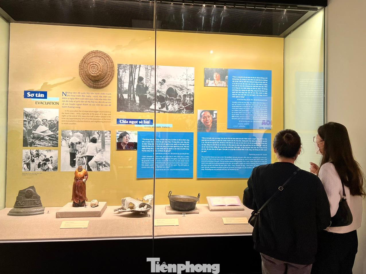 Trưng bày chuyên đề khai mạc ngày 16/12/2022 và mở cửa đến tháng 4/2023 tại Bảo tàng Lịch sử Quốc gia. Trong ngày khai mạc, nhiều bạn trẻ tới tham quan và tìm hiểu những hiện vật lịch sử của quân dân Hà Nội trong 12 ngày đêm lịch sử. Ảnh: NGỌC ÁNH. Trưng bày chuyên đề khai mạc ngày 16/12/2022 và mở cửa đến tháng 4/2023 tại Bảo tàng Lịch sử Quốc gia. Trong ngày khai mạc, nhiều bạn trẻ tới tham quan và tìm hiểu những hiện vật lịch sử của quân dân Hà Nội trong 12 ngày đêm lịch sử. Ảnh: NGỌC ÁNH.