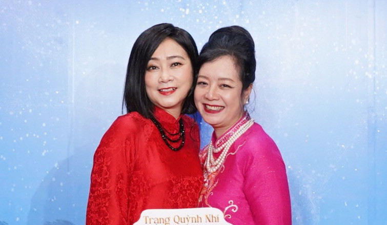 NSƯT Tuyết Thu (trái) và NSƯT Chiều Xuân ủng hộ bộ phim.