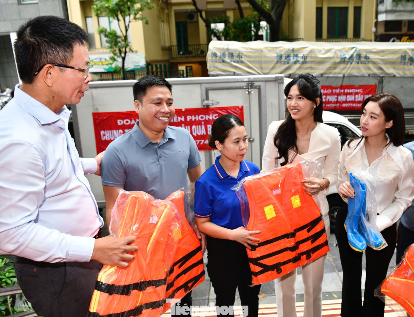Nhà báo Phùng Công Sưởng (bìa trái) - Tổng Biên tập báo Tiền Phong - chia sẻ về chiến dịch kêu gọi những tấm lòng hảo tâm hỗ trợ bà con chịu ảnh hưởng của thiên tai. Ảnh: Trọng Tài. Nhà báo Phùng Công Sưởng (bìa trái) - Tổng Biên tập báo Tiền Phong - chia sẻ về chiến dịch kêu gọi những tấm lòng hảo tâm hỗ trợ bà con chịu ảnh hưởng của thiên tai. Ảnh: Trọng Tài.