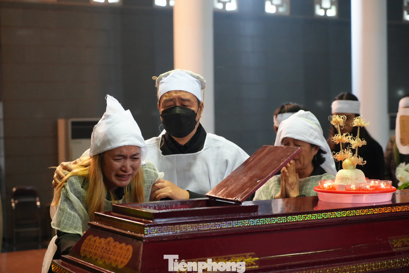 Con gái dịch giả Dương Tường nức nở bên linh cữu. Ảnh: TRỌNG QUÂN.