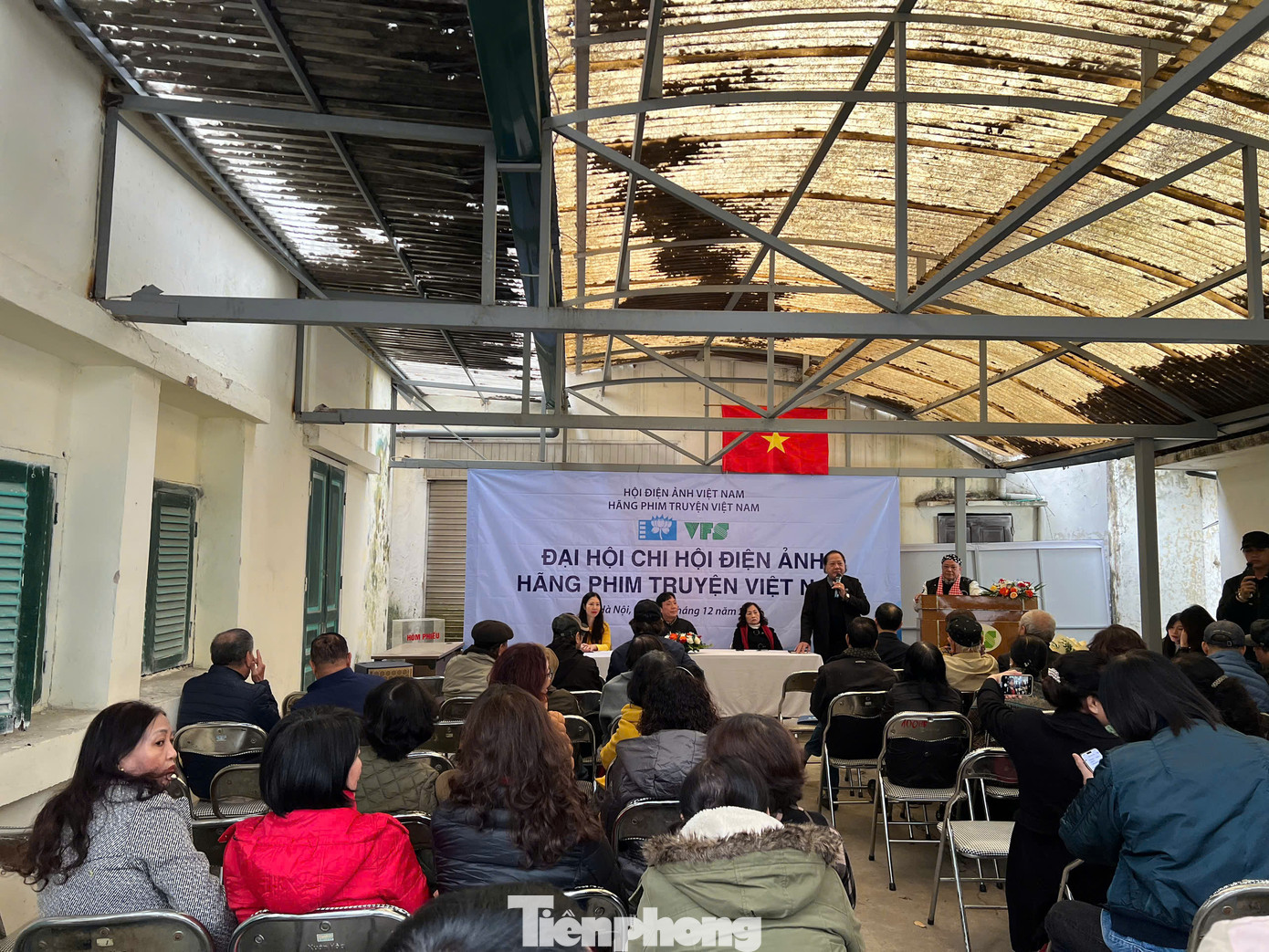 Các nghệ sĩ phải tổ chức Đại hội chi hội ngoài sân dù trụ sở hãng có hội trường khá rộng.