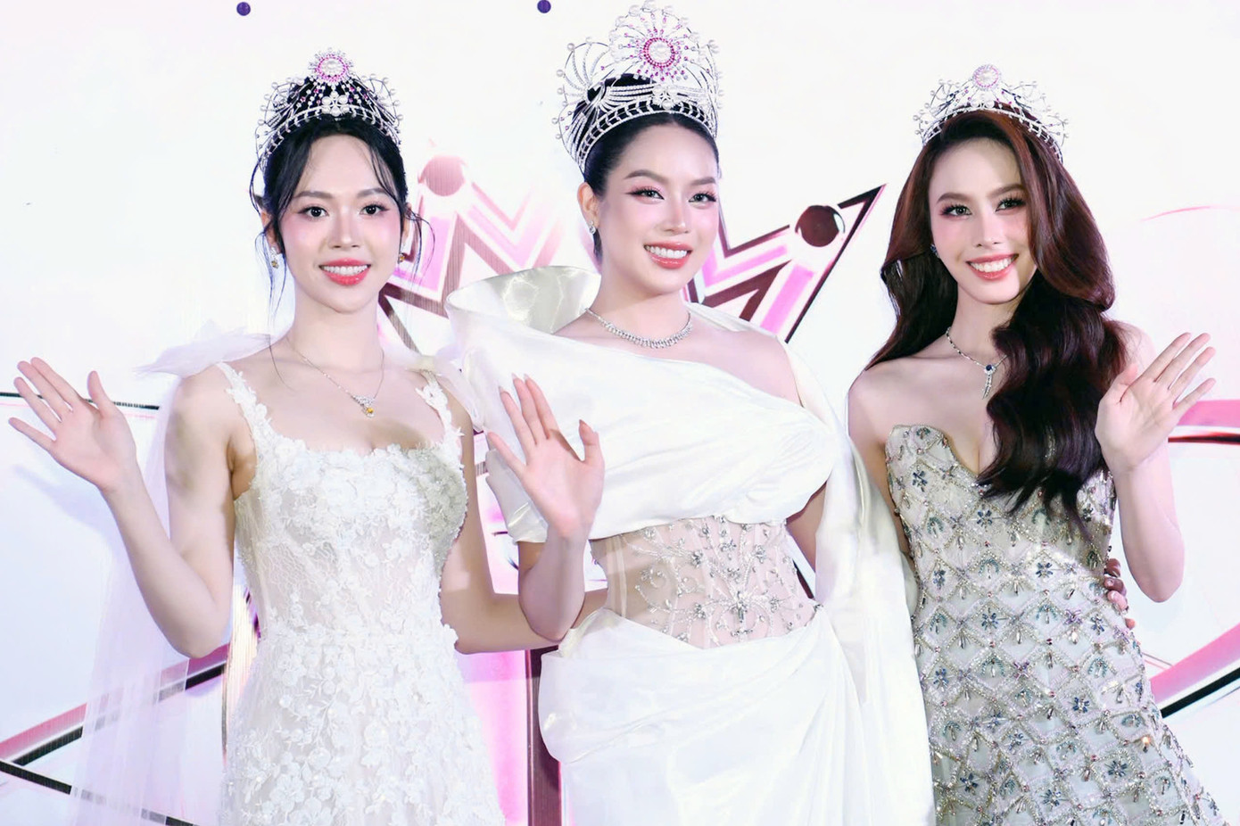 Khoảnh khắc Top 3 Hoa hậu Việt Nam 2022 trên thảm đỏ. Thanh Thủy chia sẻ cô có nhiều cột mốc đáng nhớ trong nhiệm kỳ của mình. “Đáng nhớ nhất là tôi đã giữ đúng lời hứa ngày đầu đăng quang, giữ gìn và bảo vệ sự uy tín, danh giá của vương miện Hoa hậu Việt Nam”, cô nói.