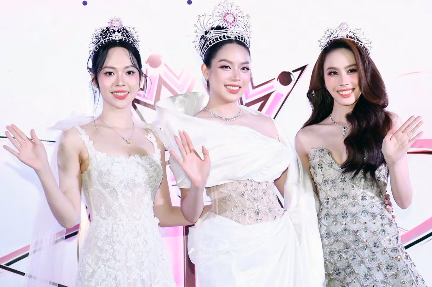 Khoảnh khắc Top 3 Hoa hậu Việt Nam 2022 trên thảm đỏ. Thanh Thủy chia sẻ cô có nhiều cột mốc đáng nhớ trong nhiệm kỳ của mình. “Đáng nhớ nhất là tôi đã giữ đúng lời hứa ngày đầu đăng quang, giữ gìn và bảo vệ sự uy tín, danh giá của vương miện Hoa hậu Việt Nam”, cô nói.