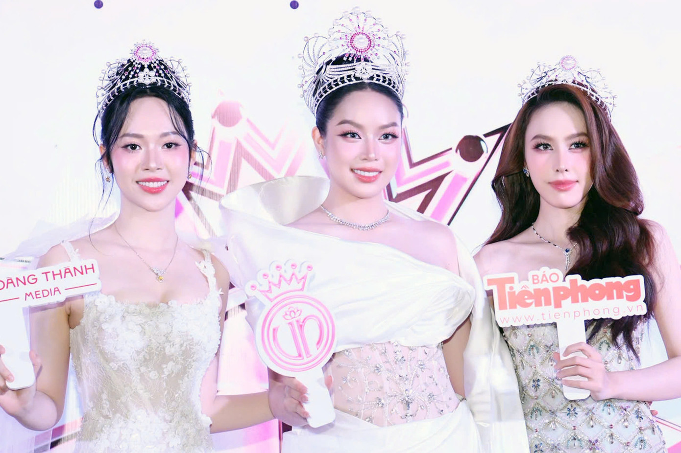 3 người đẹp đọ sắc trên thảm đỏ phía ngoài sân khấu mặt nước sông Hương.