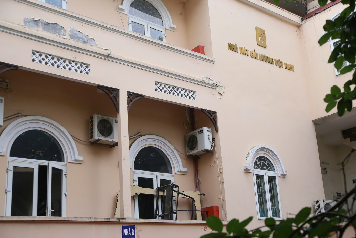 Nhà hát Cải lương Việt Nam (trụ sở ở phố Hồng Mai, Hà Nội) có khuôn viên rộng khoảng 450 m2 nhưng xuống cấp trầm trọng.