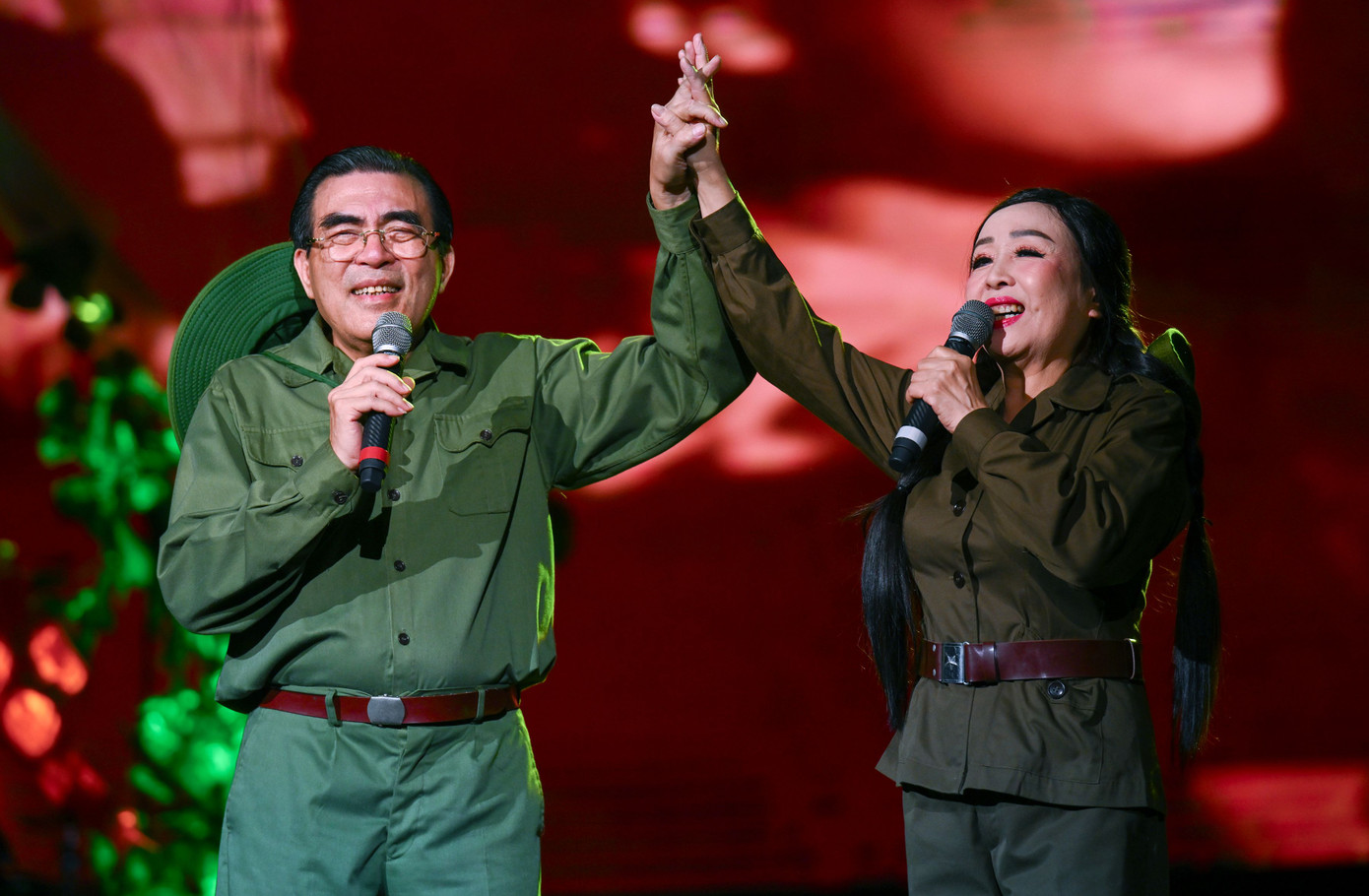 NSND Trung Đức, Thu Hiền song ca ở Ký ức Trường Sơn. Ảnh: Giang Huy. NSND Trung Đức, Thu Hiền song ca ở Ký ức Trường Sơn. Ảnh: Giang Huy.