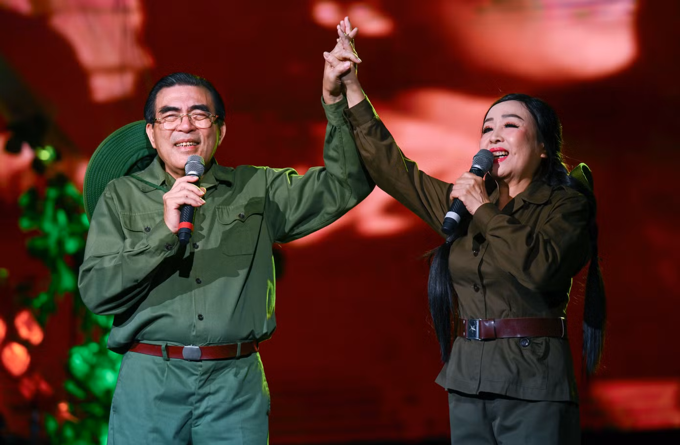 NSND Trung Đức, Thu Hiền song ca ở Ký ức Trường Sơn. Ảnh: Giang Huy.