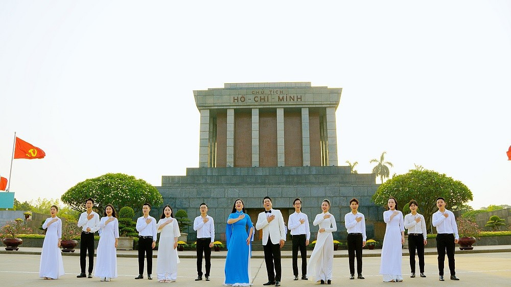 MV có nhiều hình ảnh quay tại các địa điểm quan trọng như Lăng Bác, Phủ Chủ tịch…