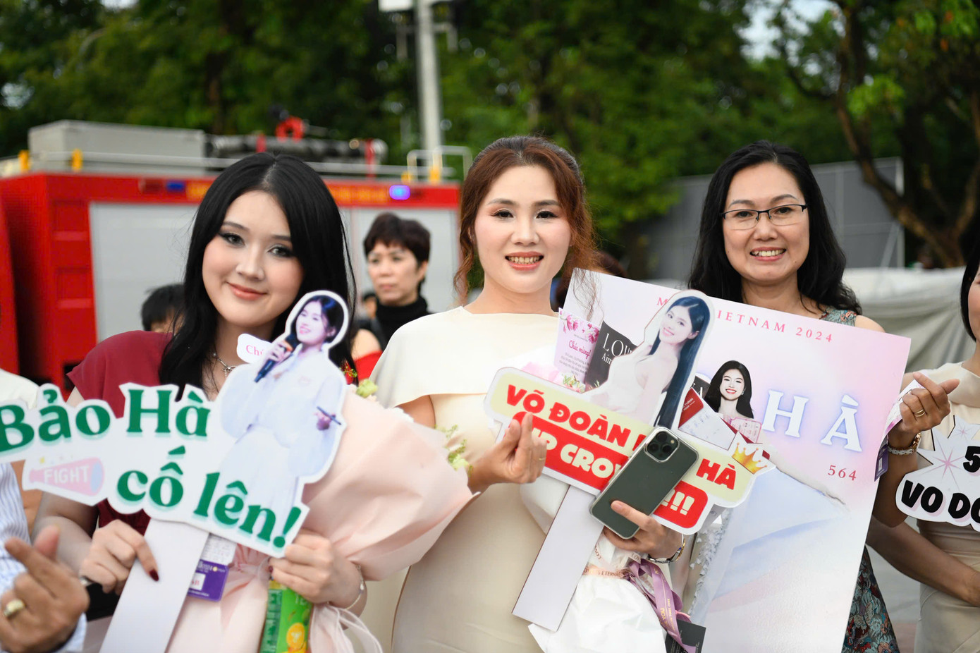 Gia đình thí sinh Võ Đoàn Bảo Hà đến từ Đồng Nai, có mặt tại sân khấu từ chiều 27/6. "Dù kết quả ra sao, Bảo Hà luôn là hoa hậu của cả nhà", mẹ thí sinh Bảo Hà nhắn nhủ.