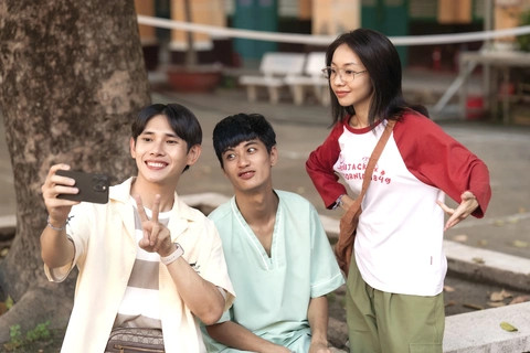 Long và Thy làm đủ chuyện điên rồ để hoàn thành tâm nguyện của bạn thân.