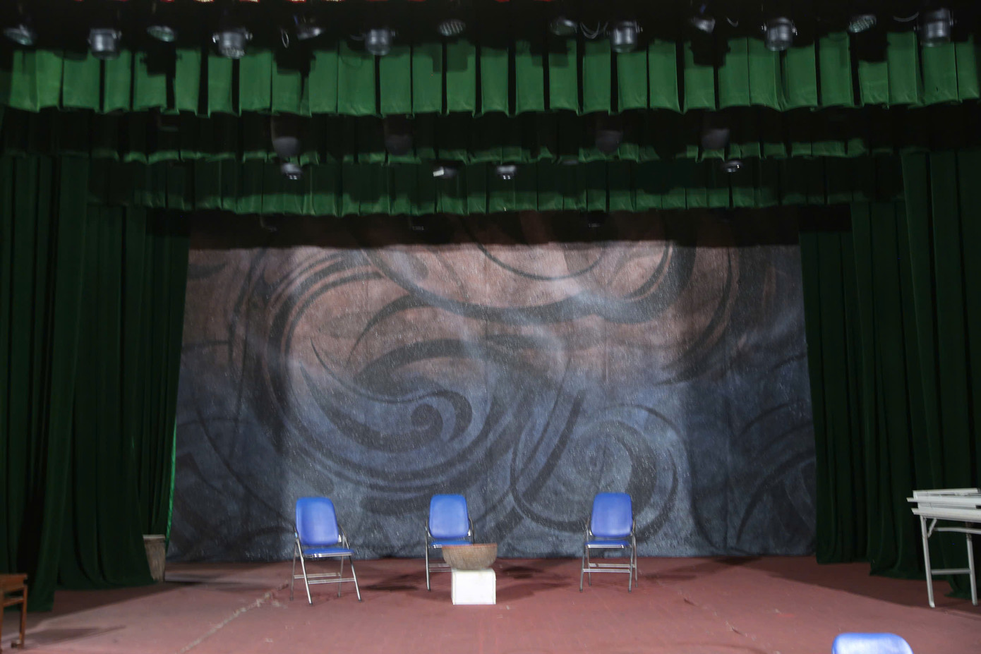 Sân khấu của hội trường lớn không có điều hòa, nghệ sĩ chủ yếu dùng quạt khi tập luyện trên sân khấu.