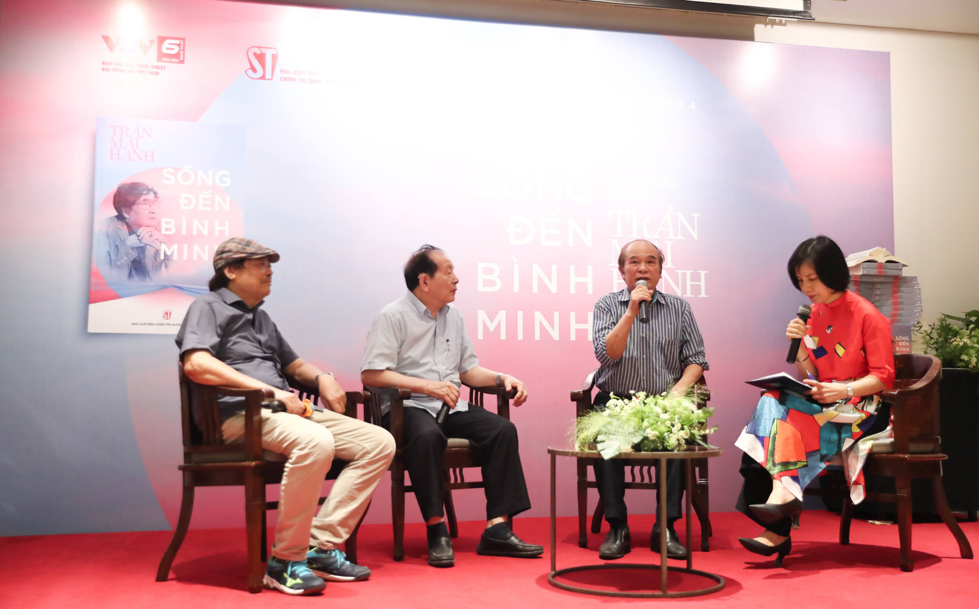 Các khách mời tại lễ ra mắt tác phẩm Sống đến bình minh.