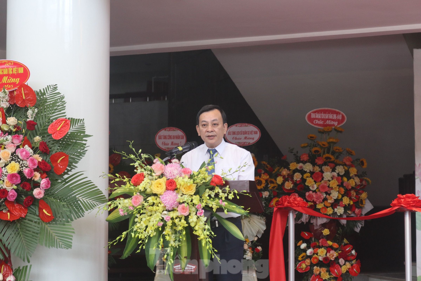 &quot;Triển lãm Những tấm gương bình dị mà cao quý là hoạt động chính trị và văn hóa hết sức có ý nghĩa. Triển lãm không chỉ giới thiệu, tôn vinh những tấm gương người tốt, việc tốt mà còn góp phần để người xem mỗi ngày đều có thêm nhận thức sâu sắc hơn về tư tưởng, đạo đức, phong cách Hồ Chí Minh...&quot;, ông Vũ Mạnh Hà - Giám đốc Bảo tàng Hồ Chí Minh.