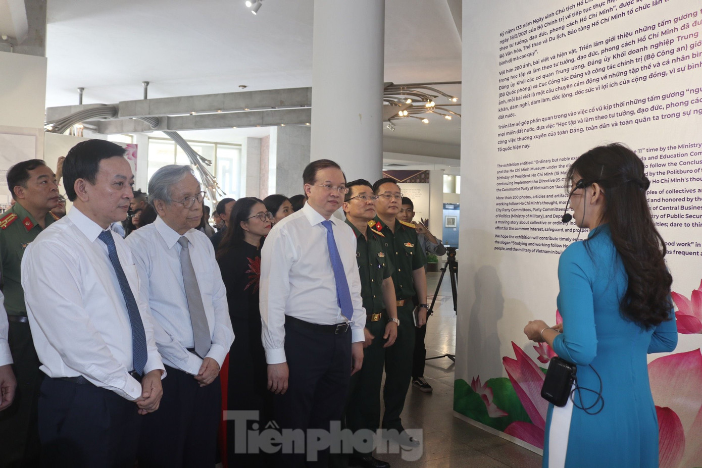 Đại biểu tham quan, nghe thuyết minh về các hiện vật trưng bày tại triển lãm.