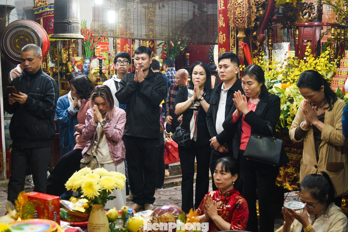 Người dân đổ về lễ hội đền Trần 2024. Ảnh: Trọng Tài. Người dân đổ về lễ hội đền Trần 2024. Ảnh: Trọng Tài.