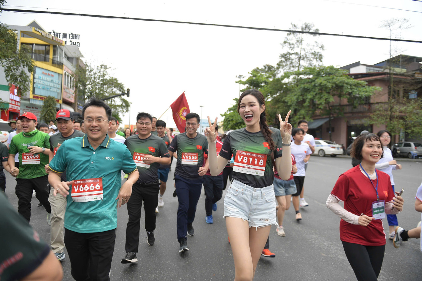 Cùng trải nghiệm trên đường chạy, Hoa hậu Đỗ Thị Hà càng thêm khâm phục ý chí của các runner.