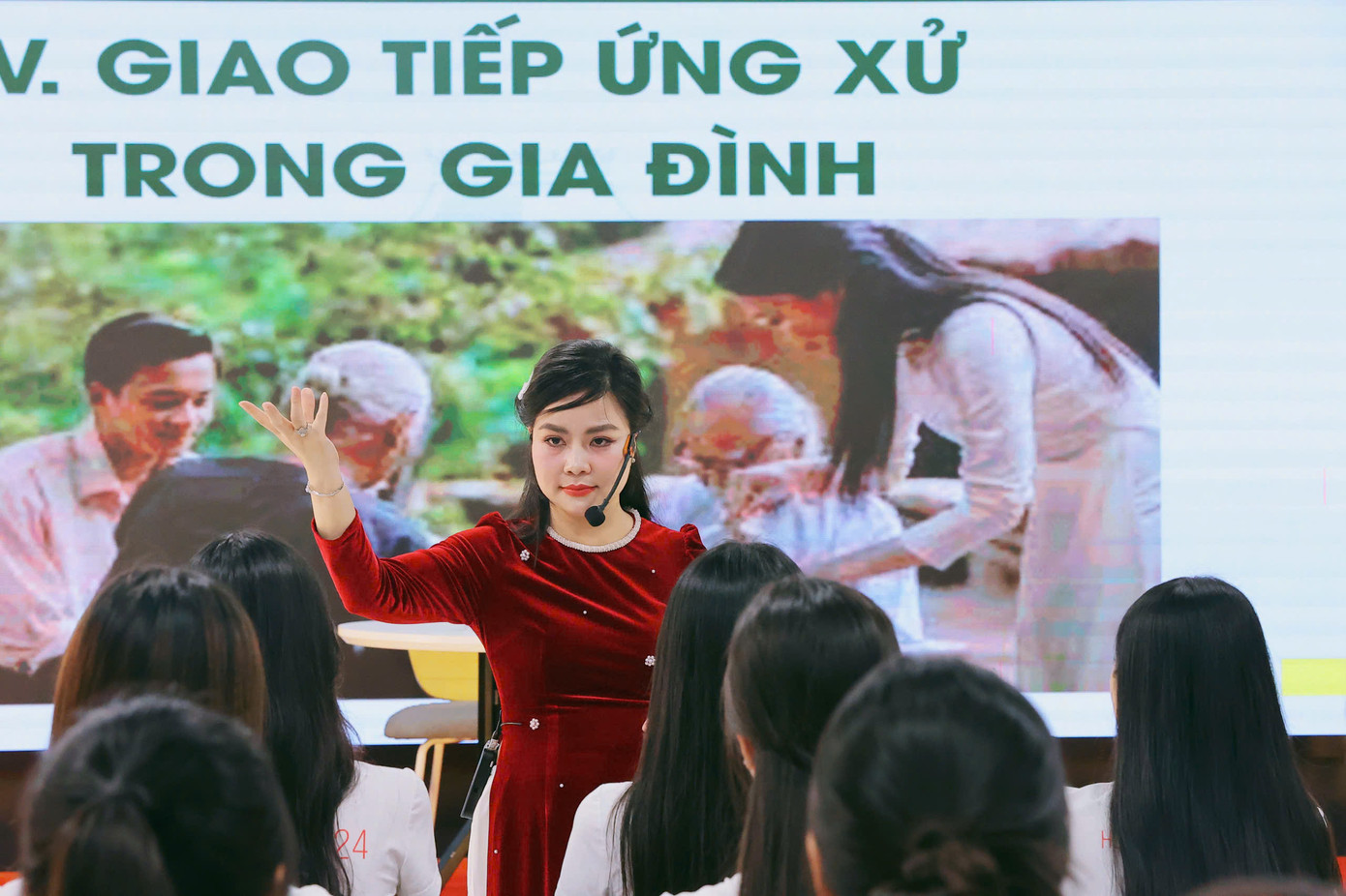 Chuyên gia đưa ra nhiều tình huống thực tế về cách ứng xử trong gia đình. Thí sinh được hướng dẫn từ cách chào hỏi, cách giao tiếp thể hiện sự quan tâm, kính trọng đối với ông bà, cha mẹ.