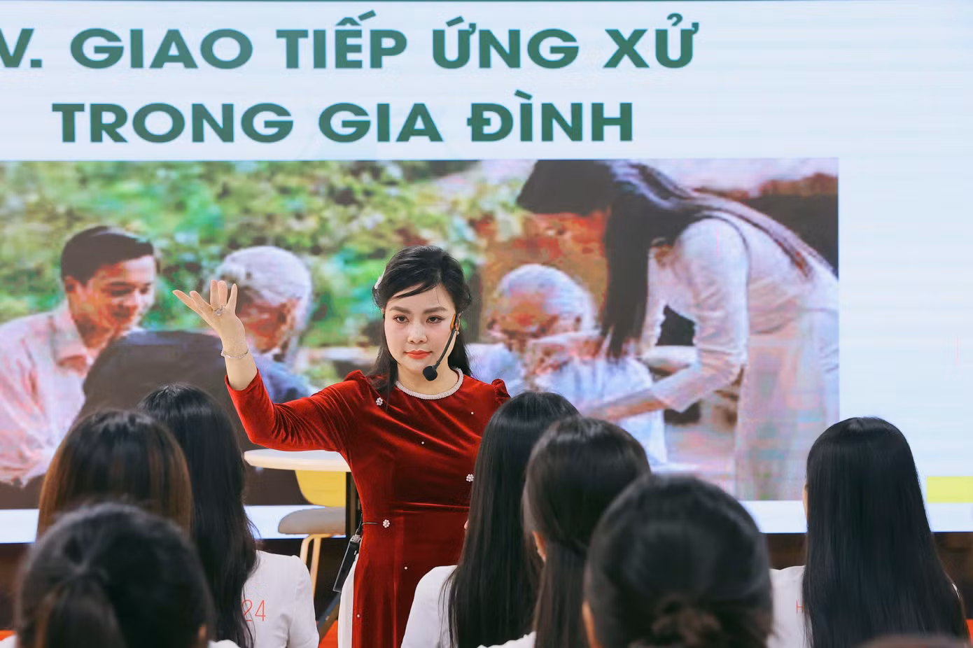 Chuyên gia đưa ra nhiều tình huống thực tế về cách ứng xử trong gia đình. Thí sinh được hướng dẫn từ cách chào hỏi, cách giao tiếp thể hiện sự quan tâm, kính trọng đối với ông bà, cha mẹ.