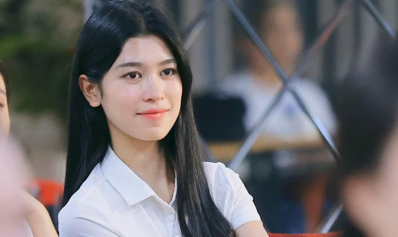 Thí sinh Nguyễn Thanh Thảo xúc động trước câu hỏi: "Có khi nào bạn vì quá bận rộn mà quên mất việc gọi điện hỏi thăm ông, bà".