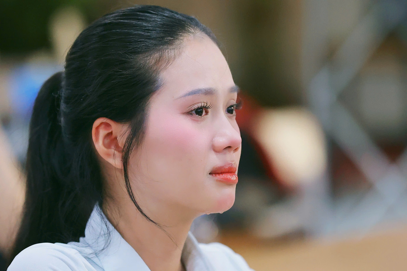 Thí sinh Đoàn Thị Diệu Huyền xúc động khi nghe những câu chuyện về lòng hiếu thảo.