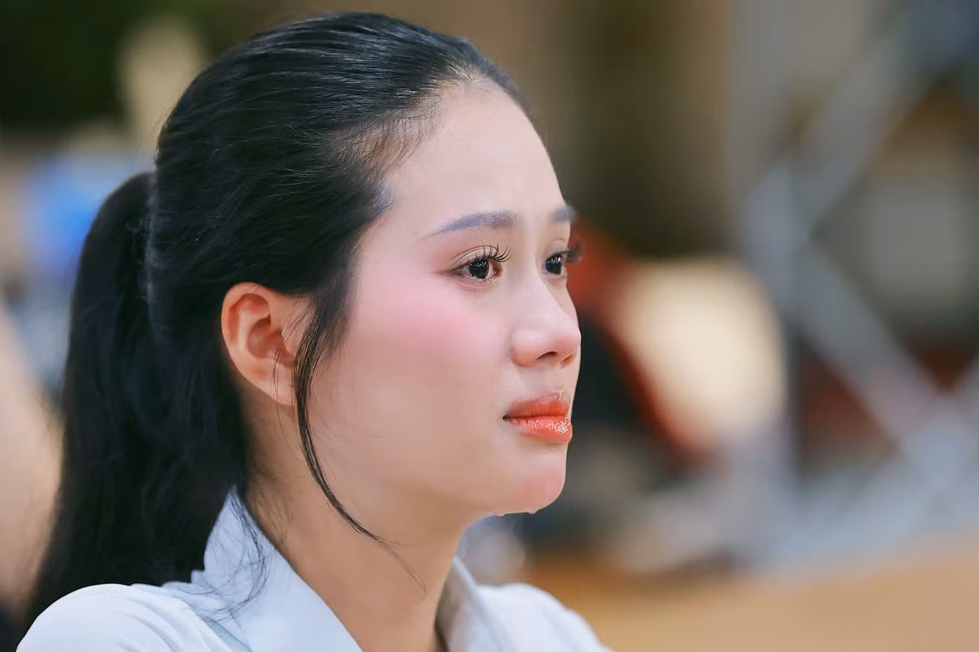Thí sinh Đoàn Thị Diệu Huyền xúc động khi nghe những câu chuyện về lòng hiếu thảo.