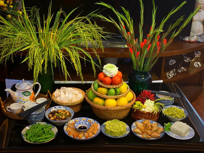 Theo quan điểm của Phật giáo nên làm cỗ chay. Mâm cúng gia tiên thường gồm các món ăn truyền thống của người Việt. Theo quan điểm của Phật giáo nên làm cỗ chay. Mâm cúng gia tiên thường gồm các món ăn truyền thống của người Việt.