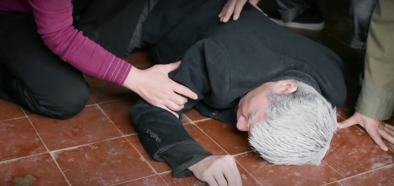 NSND Công Lý thực hiện một số cảnh khó dù sức khỏe chưa hoàn toàn bình phục.