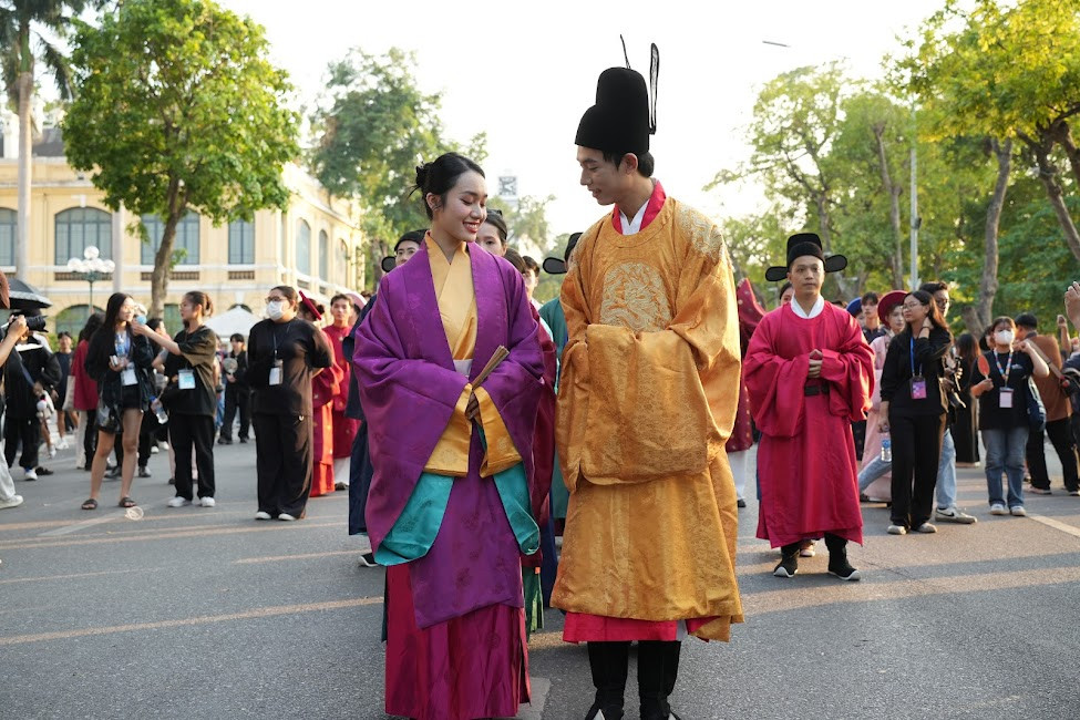 Du khách có dịp chiêm ngưỡng áo dài, áo tấc, áo giao lĩnh, áo nhật bình… trên đường phố Hà Nội.