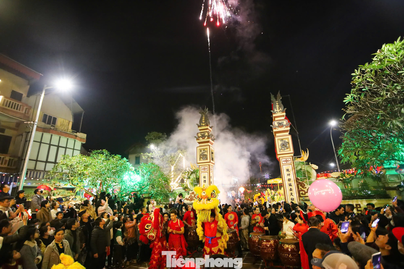 Trong quá trình rước các "ông lợn" về đình, mỗi thôn xóm biểu diễn màn múa sư tử sôi động.